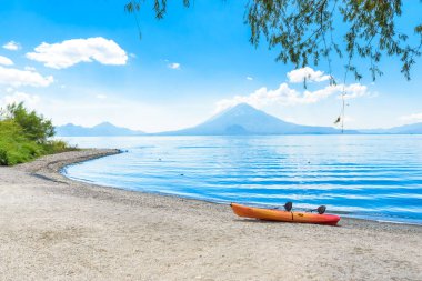 Cennet plaj sandalye ve Kayık göl Atitlan, Panajachel - rahatlatıcı ve Guatemala dağlık vulcano manzara manzara ile plajda eğlence