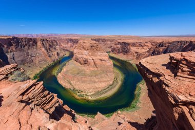 Sayfa, Arizona - Amerika Birleşik Devletleri bulunan at nalı dönemeçte - Colorado Nehri ile büyük kanyon - bakış açısı
