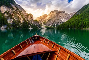 Dolomites Dağları, Sudtirol, İtalya 'da Braies Gölü (Pragser Wildsee veya Lago di Braies olarak da bilinir). Alp gölünde tipik ahşap tekneleri olan romantik bir yer. Gezinti ve macera.