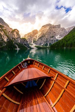Dolomites Dağları, Sudtirol, İtalya 'da Braies Gölü (Pragser Wildsee veya Lago di Braies olarak da bilinir). Alp gölünde tipik ahşap tekneleri olan romantik bir yer. Gezinti ve macera.