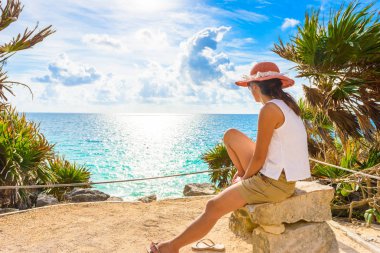 Cennet sahne Tulum tropik sahil ve plaj. Tulum, Quintana Roo, Meksika Maya harabelerini.