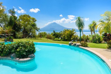 Cennet plaj sandalye, lake Atitlan, Guatemala dağlık vulcano manzara manzara ile istirahat ve Panajachel - rahatlatıcı ile