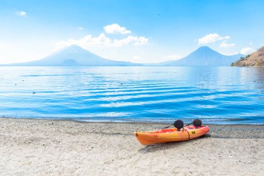 Cennet plaj sandalye ve Kayık göl Atitlan, Panajachel - rahatlatıcı ve Guatemala dağlık vulcano manzara manzara ile plajda eğlence