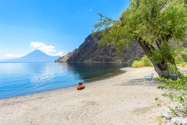 Paradise Beach Met Stoel Kajak Lake Atitlan Panajachel Ontspannen Recreatie — Stockfoto