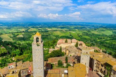 San Gimignano - güzel manzara manzara ile tarihi kent havadan görünümü bir güneşli yaz duvarlı gün Toskana, küçük ortaçağ hill kasabada kuleli Siena eyaletinin, İtalya