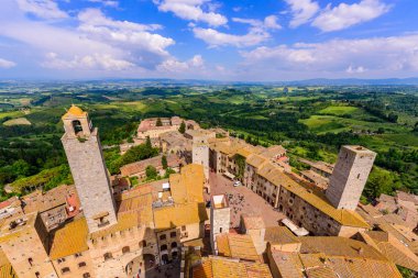 San Gimignano - güzel manzara manzara ile tarihi kent havadan görünümü bir güneşli yaz duvarlı gün Toskana, küçük ortaçağ hill kasabada kuleli Siena eyaletinin, İtalya