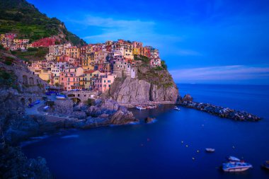 Manarola - köy Cinque Terre Milli Parkı'nda ligurian kıyısında İtalya'nın. Gün batımında güzel renkler. La Spezia eyaletinin önemli, Liguria, Kuzey İtalya, Europe.