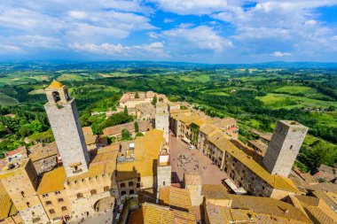 San Gimignano - güzel manzara manzara ile tarihi kent havadan görünümü bir güneşli yaz duvarlı gün Toskana, küçük ortaçağ hill kasabada kuleli Siena eyaletinin, İtalya