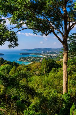 Karon View Point - Karon Beach, Kata Beach ve Kata Noi Phuket, Tayland için görünümünü. Peyzaj tropikal ve Cennet Adası toplayan. Güzel turkuaz deniz ve mavi gökyüzü yaz gününde.