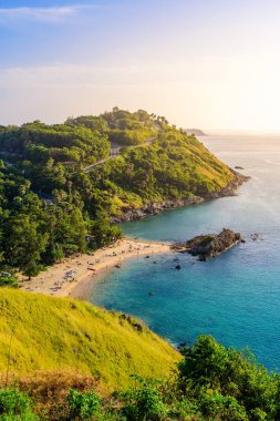 Günbatımı Promthep Cape ve Yanui beach üzerinde. Paradise plajları Phuket, Tayland ile tropik sahil.