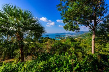 Karon View Point - Karon Beach, Kata Beach ve Kata Noi Phuket, Tayland için görünümünü. Peyzaj tropikal ve Cennet Adası toplayan. Güzel turkuaz deniz ve mavi gökyüzü yaz gününde.
