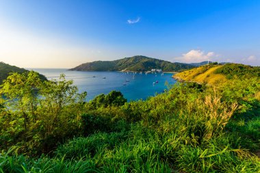 Naiharn ve Ao Sane plaj tropikal koyunda yel değirmeni bakış açısı, cennet hedef Phuket, Tayland, Thailand, tekneler ile