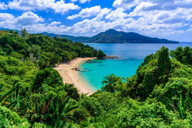 Tropikal Laem Sing plaj. Güzel Turkuaz Körfezi ve plaj rahatlatıcı insanlar. Cennet sahilleri, Phuket, Tayland.