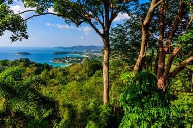 Karon View Point - Karon Beach, Kata Beach ve Kata Noi Phuket, Tayland için görünümünü. Peyzaj tropikal ve Cennet Adası toplayan. Güzel turkuaz deniz ve mavi gökyüzü yaz gününde.