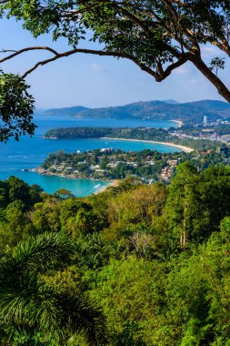 Karon View Point - Karon Beach, Kata Beach ve Kata Noi Phuket, Tayland için görünümünü. Peyzaj tropikal ve Cennet Adası toplayan. Güzel turkuaz deniz ve mavi gökyüzü yaz gününde.