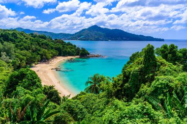 Tropikal Laem Sing plaj. Güzel Turkuaz Körfezi ve plaj rahatlatıcı insanlar. Cennet sahilleri, Phuket, Tayland.