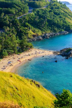 Günbatımı Promthep Cape ve Yanui beach üzerinde. Paradise plajları Phuket, Tayland ile tropik sahil.