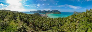 Koh Phi Phi Don - görünümü görünümü noktadan andaman Denizi'nde Bay inanılmaz. Tropikal kıyısında Cennet Adası Phi Phi Don. Krabi il, Tayland. Seyahat tatil arka plan.