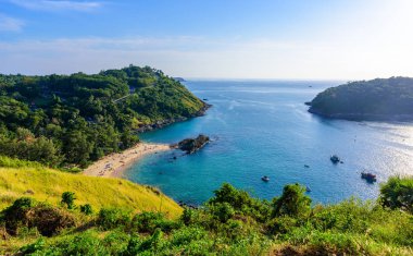 Günbatımı Promthep Cape ve Yanui beach üzerinde. Paradise plajları Phuket, Tayland ile tropik sahil.