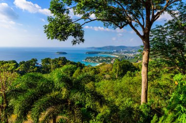 Karon View Point - Karon Beach, Kata Beach ve Kata Noi Phuket, Tayland için görünümünü. Peyzaj tropikal ve Cennet Adası toplayan. Güzel turkuaz deniz ve mavi gökyüzü yaz gününde.