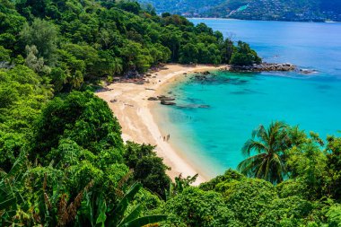 Tropikal Laem Sing plaj. Güzel Turkuaz Körfezi ve plaj rahatlatıcı insanlar. Cennet sahilleri, Phuket, Tayland.