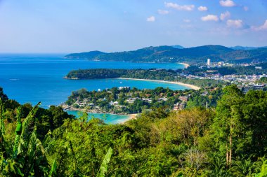 Karon View Point - Karon Beach, Kata Beach ve Kata Noi Phuket, Tayland için görünümünü. Peyzaj tropikal ve Cennet Adası toplayan. Güzel turkuaz deniz ve mavi gökyüzü yaz gününde.