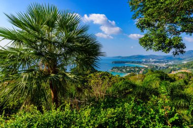 Karon View Point - Karon Beach, Kata Beach ve Kata Noi Phuket, Tayland için görünümünü. Peyzaj tropikal ve Cennet Adası toplayan. Güzel turkuaz deniz ve mavi gökyüzü yaz gününde.