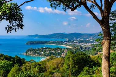 Karon View Point - Karon Beach, Kata Beach ve Kata Noi Phuket, Tayland için görünümünü. Peyzaj tropikal ve Cennet Adası toplayan. Güzel turkuaz deniz ve mavi gökyüzü yaz gününde.