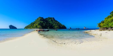 Tavuk adaya görüntüleyin. 3 tropikal bağlayan Cennet plaj birlikte (Koh Kai, Koh Tup ve Koh Mor) Adaları. Andaman Denizi, Krabi il, Tayland.
