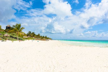 Cennet plaj güneşli yaz günü - güzel ve Tulum Quintana Roo, Riviera Maya, Cancun, Meksika tropikal Karayip sahilinde (Playa Paraiso için bilinir)