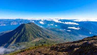 Guatemala - havadan görünümü dağlık göl Atitlan, volkan Toliman görünümüne