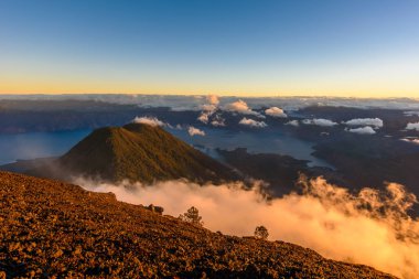 Guatemala - havadan görünümü dağlık göl Atitlan, volkan Toliman görünümüne
