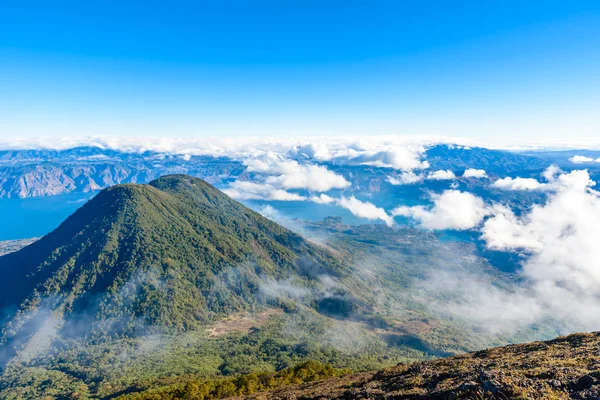 มมองไปย เขาไฟ Toliman ทะเลสาบ Atitlan ในพ งของก วเตมาลา ทางอากาศ — ภาพถ่ายสต็อก