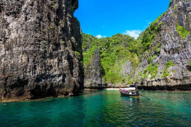 Wang Long Bay kristal turkuaz su ile tropik ada Koh Phi Phi Don, Krabi il, Tayland - güzel lagün bir bitkilerle kaplı taşlarla yapılan uzun tekne