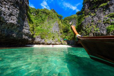 Wang Long Bay kristal turkuaz su ile tropik ada Koh Phi Phi Don, Krabi il, Tayland - güzel lagün bir bitkilerle kaplı taşlarla yapılan uzun tekne