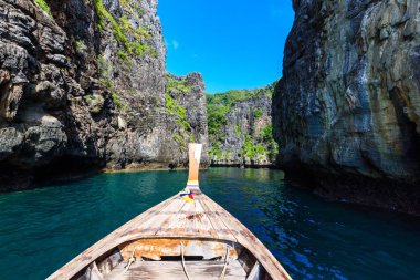 Wang Long Bay kristal turkuaz su ile tropik ada Koh Phi Phi Don, Krabi il, Tayland - güzel lagün bir bitkilerle kaplı taşlarla yapılan uzun tekne