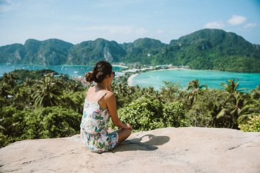 Koh Phi Phi Don, bakış açısı - kız güzel manzarayı cennet defne tropik ada tepesinden. Arkadan görüntüleyin. Tayland.