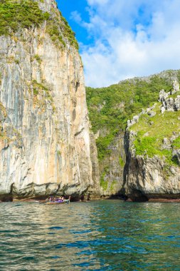 Wang Long Bay kristal turkuaz su ile tropik ada Koh Phi Phi Don, Krabi il, Tayland - güzel lagün bir bitkilerle kaplı taşlarla yapılan uzun tekne