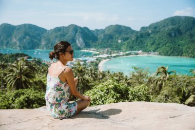 Koh Phi Phi Don, bakış açısı - kız güzel manzarayı cennet defne tropik ada tepesinden. Arkadan görüntüleyin. Tayland.