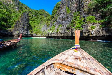 Wang Long Bay kristal turkuaz su ile tropik ada Koh Phi Phi Don, Krabi il, Tayland - güzel lagün bir bitkilerle kaplı taşlarla yapılan uzun tekne