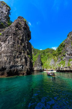Wang Long Bay kristal turkuaz su ile tropik ada Koh Phi Phi Don, Krabi il, Tayland - güzel lagün bir bitkilerle kaplı taşlarla yapılan uzun tekne