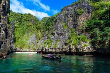 Wang Long Bay kristal turkuaz su ile tropik ada Koh Phi Phi Don, Krabi il, Tayland - güzel lagün bir bitkilerle kaplı taşlarla yapılan uzun tekne