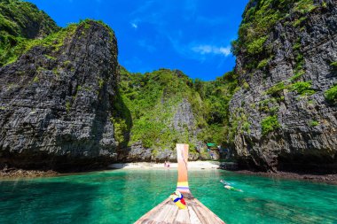 Wang Long Bay kristal turkuaz su ile tropik ada Koh Phi Phi Don, Krabi il, Tayland - güzel lagün bir bitkilerle kaplı taşlarla yapılan uzun tekne