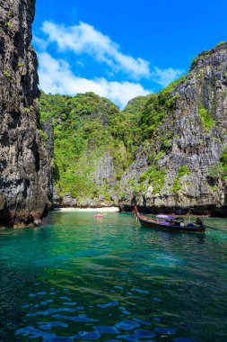 Wang Long Bay kristal turkuaz su ile tropik ada Koh Phi Phi Don, Krabi il, Tayland - güzel lagün bir bitkilerle kaplı taşlarla yapılan uzun tekne