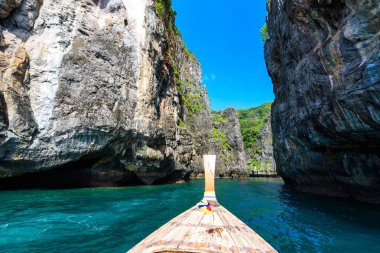 Wang Long Bay kristal turkuaz su ile tropik ada Koh Phi Phi Don, Krabi il, Tayland - güzel lagün bir bitkilerle kaplı taşlarla yapılan uzun tekne