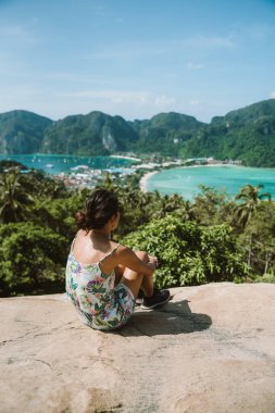 Koh Phi Phi Don, bakış açısı - kız güzel manzarayı cennet defne tropik ada tepesinden. Arkadan görüntüleyin. Tayland.