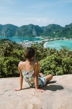 Koh Phi Phi Don, bakış açısı - kız güzel manzarayı cennet defne tropik ada tepesinden. Arkadan görüntüleyin. Tayland.
