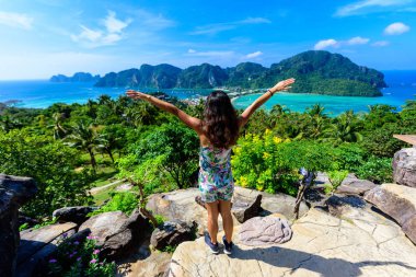 Koh Phi Phi Don, bakış açısı - kız güzel manzarayı cennet defne tropik ada tepesinden. Arkadan görüntüleyin. Tayland.