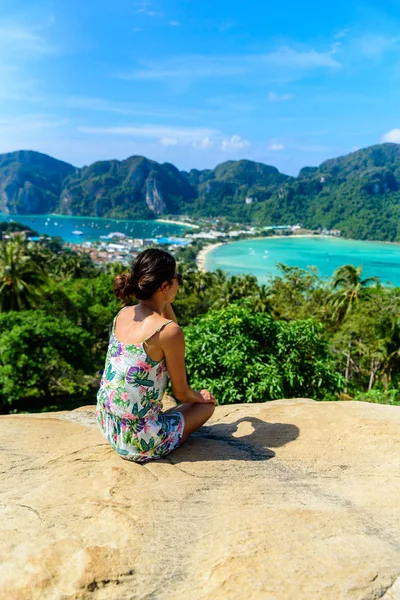 Koh Phi Phi Don Viewpoint Girl Enjoying Beautiful View Paradise — Stock Photo, Image