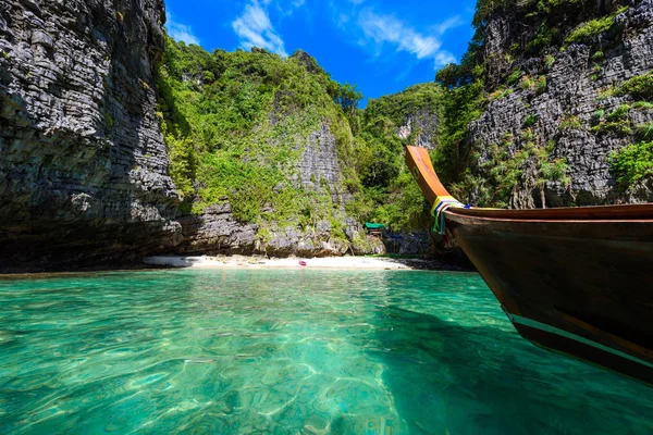 Wang Long Bay kristal turkuaz su ile tropik ada Koh Phi Phi Don, Krabi il, Tayland - güzel lagün bir bitkilerle kaplı taşlarla yapılan uzun tekne